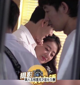 ​经超夫妻档，小李琳“望夫眼”偷瞄小6岁老公，结婚七年甜似初恋