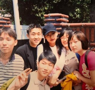 ​李孝利晒20岁旧照，冻龄美貌仍在线，与刘在石、Rain组团再出道