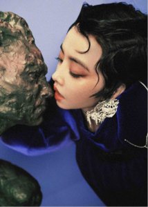 ​40岁蔡依林飒气短发亮相，大秀美腿肌肉线条，性感造型引人热议