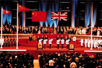 ​1997年香港回归，英国降下国旗后，为何会间隔5秒才升起五星红旗