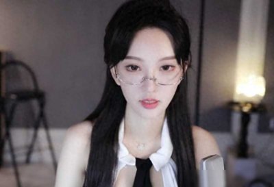 ​网红主播南妹儿宣布不再卖弄风骚，家里人都看，亲戚觉得丢脸