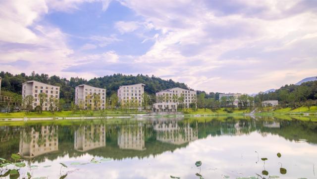 学费最高的贵族学校（走读生纷纷转住校）(31)