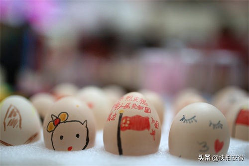 鸡蛋上绘画庆国庆，这群孩子忙开了，听说画好赠送，家长乐了