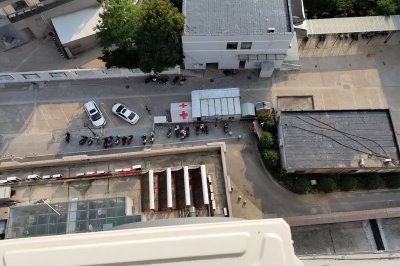 ​情侣吵架，竟从10楼扔下菜刀，砸中一名保洁人员