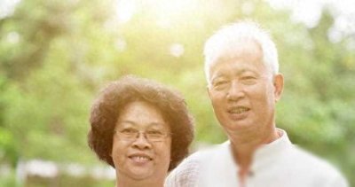 ​72岁老人不搭伙不再婚，只雇女保姆，老人：女保姆漂亮养眼还能