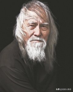 ​“彪悍”大爷王德顺：人至中年开始北漂，成为名模，今拿到飞行证