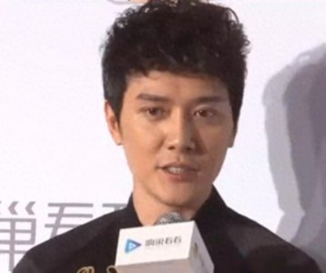 ​冯绍峰新恋情曝光？女方竟比他小了19岁，叶珂闺蜜曾爆料他要二婚