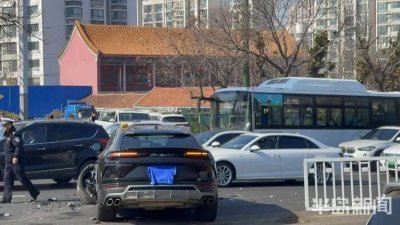 ​突发！兰博基尼撞飞护栏，青岛福州北路出现拥堵