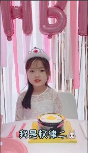 ​还记得微信表情包的那个小女孩吗？如今8岁的她长成这样了