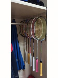 ​初学羽毛球需要哪些装备（打羽毛球最最基础装备）