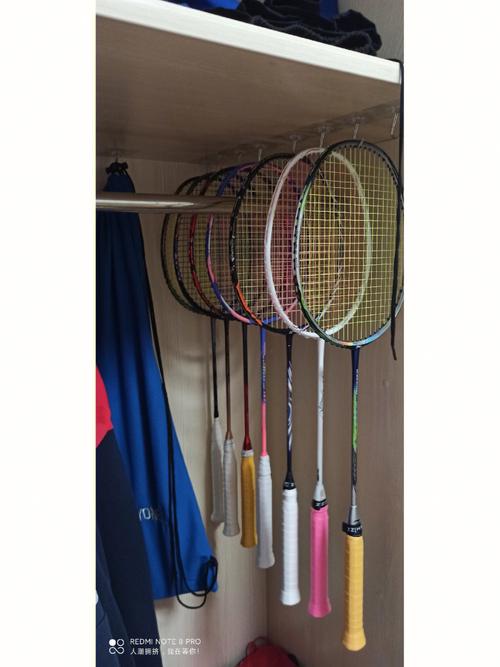 初学羽毛球需要哪些装备（打羽毛球最最基础装备）