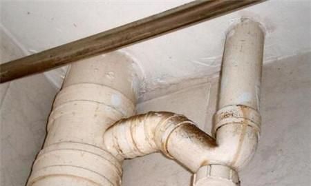 我家住小区一楼，下水道堵了，应怎么办