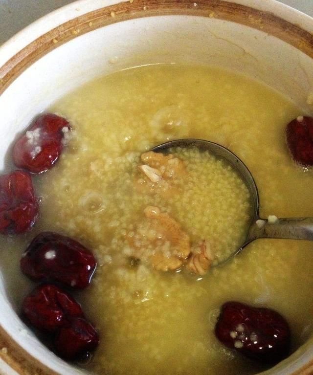 小米粥怎么熬粘稠又香，小米粥怎么熬，可以用砂锅来熬吗，大概要熬多久？图3