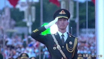 ​“最帅擎旗手”张自轩：12年升降旗7000余次零失误，退伍后引关注