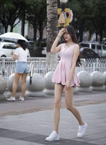 ​街拍:美女红色短裙，渔网大丝袜，穿出来的好身材！