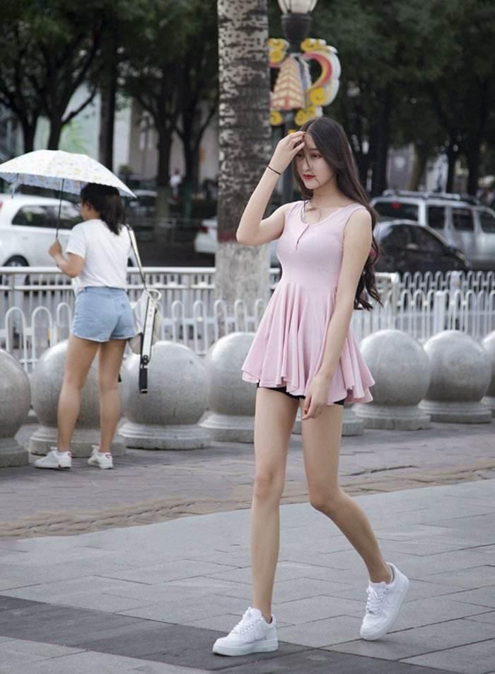 街拍:美女红色短裙,渔网大丝袜,穿出来的好身材!