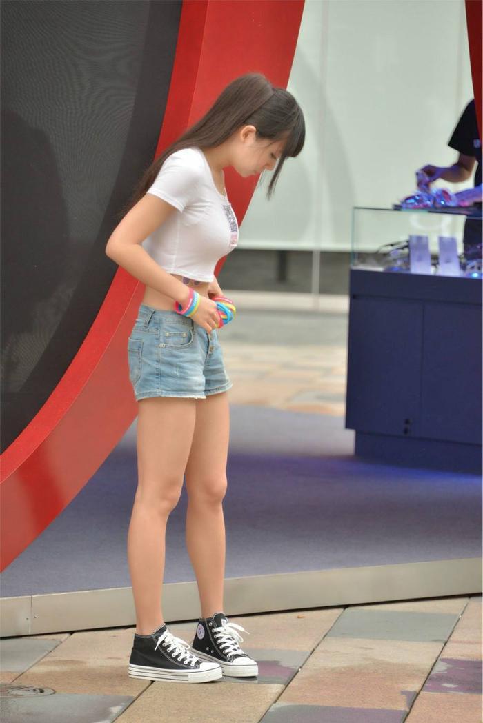 街拍:美女红色短裙,渔网大丝袜,穿出来的好身材!