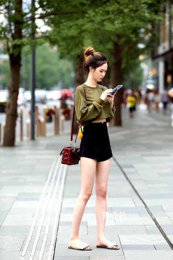 街拍:美女红色短裙,渔网大丝袜,穿出来的好身材!