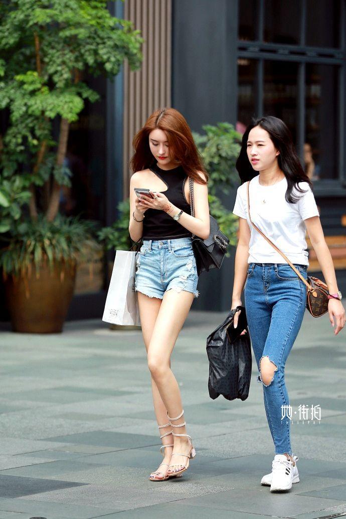 街拍:美女红色短裙,渔网大丝袜,穿出来的好身材!