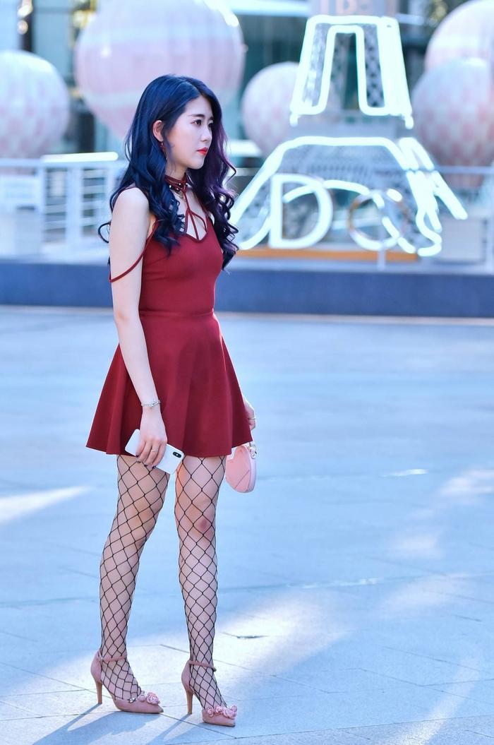 街拍:美女红色短裙,渔网大丝袜,穿出来的好身材!