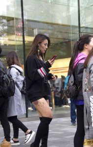 ​街拍穿紧身短裤的小姐姐，短裤很勒，三角区的痕迹明显