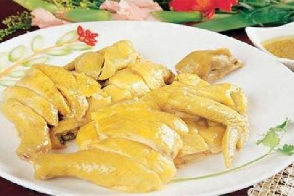 三黄鸡炖多久才能炖熟 三黄鸡炖蘑菇的做法 三黄鸡炖多久才能炖熟 三黄鸡炖蘑菇的做法