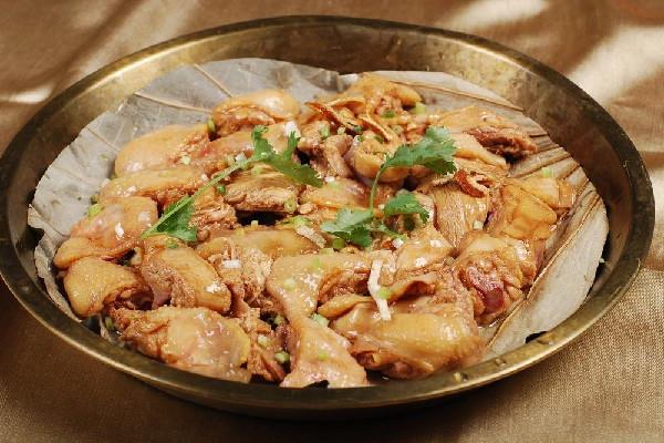 三黄鸡炖多久才能炖熟 三黄鸡炖蘑菇的做法 三黄鸡炖多久才能炖熟 三黄鸡炖蘑菇的做法