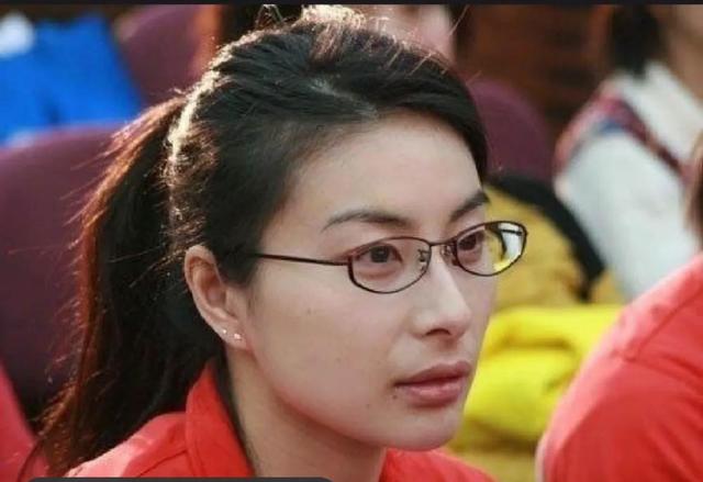 近视眼的明星后来都怎么样了 近视眼的明星有哪些(21)