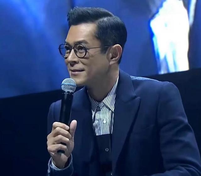 近视眼的明星后来都怎么样了 近视眼的明星有哪些(13)