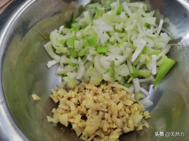 米粉蒸肉这样做鲜香美味入口即化（粉蒸肉简单好吃的家常做法）(8)