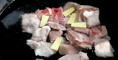 糖醋排骨用米醋还是陈醋,如何制作糖醋排骨的步骤图图2