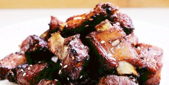 糖醋排骨用米醋还是陈醋,如何制作糖醋排骨的步骤图图1