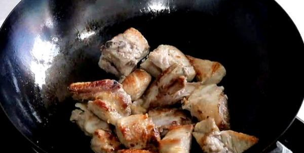 糖醋排骨用米醋还是陈醋,如何制作糖醋排骨的步骤图图3