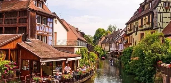 首次提出特色小镇概念的是,养老度假小镇还能建吗图2