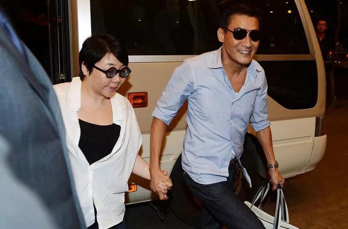 梁家辉和江嘉年相濡以沫33年告诉我们:好的婚姻,是不忘初心!