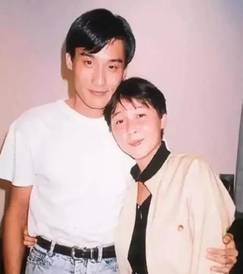 梁家辉和江嘉年相濡以沫33年告诉我们:好的婚姻,是不忘初心!