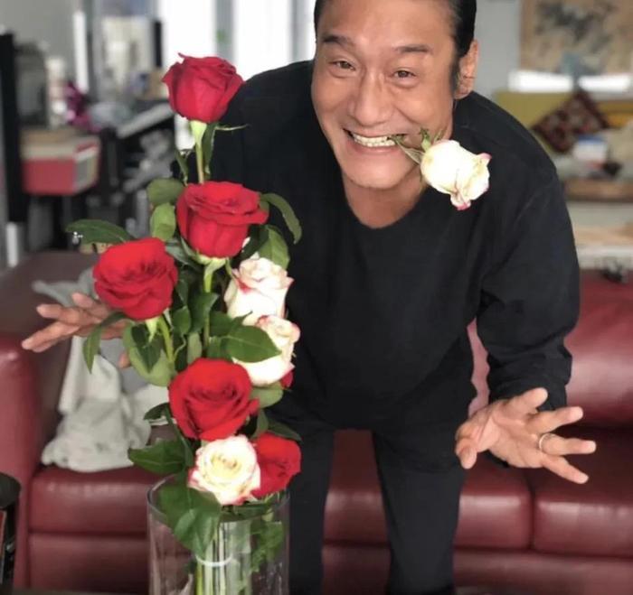 梁家辉和江嘉年相濡以沫33年告诉我们:好的婚姻,是不忘初心!