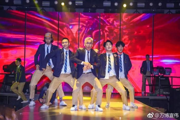 半个娱乐圈的男星都被他。。。