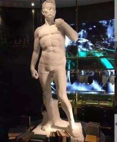 半个娱乐圈的男星都被他。。。