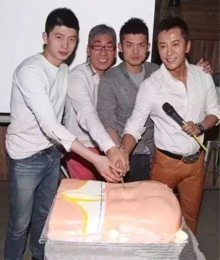 半个娱乐圈的男星都被他。。。