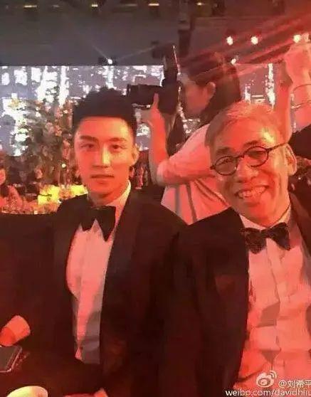 半个娱乐圈的男星都被他。。。