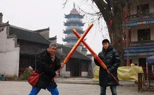 半个娱乐圈的男星都被他。。。