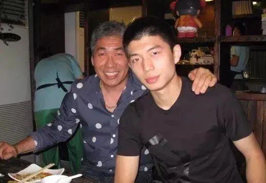 半个娱乐圈的男星都被他。。。