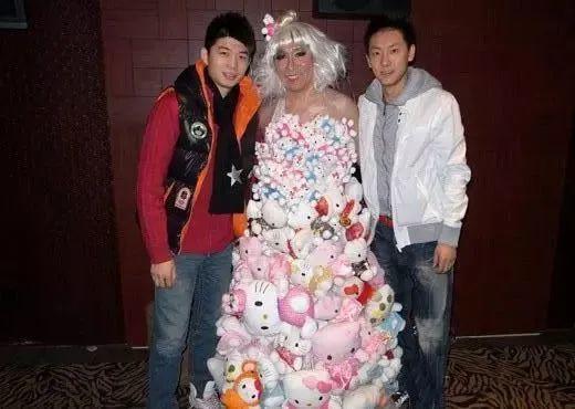 半个娱乐圈的男星都被他。。。