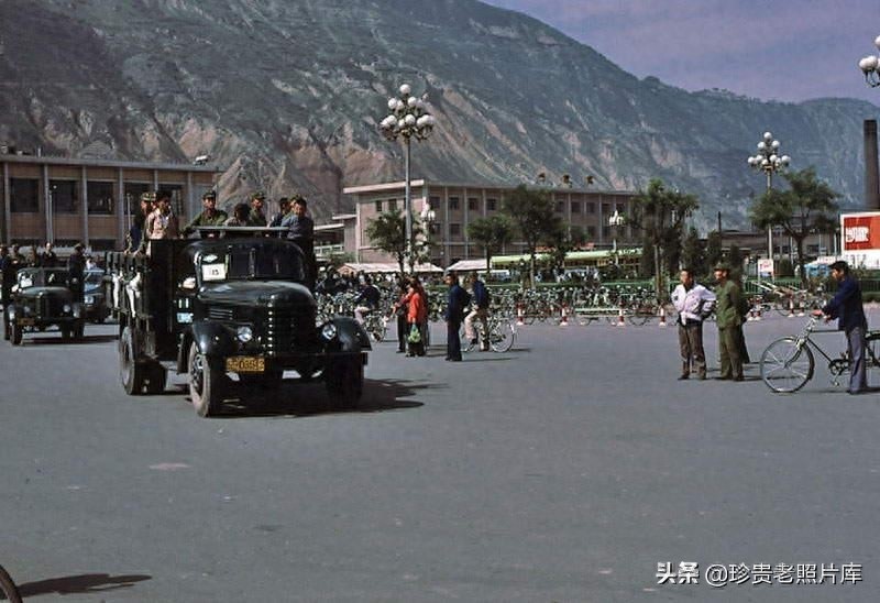 1983年的兰州 劳改犯光天化日游行示众 图13火车站比今天更加清新