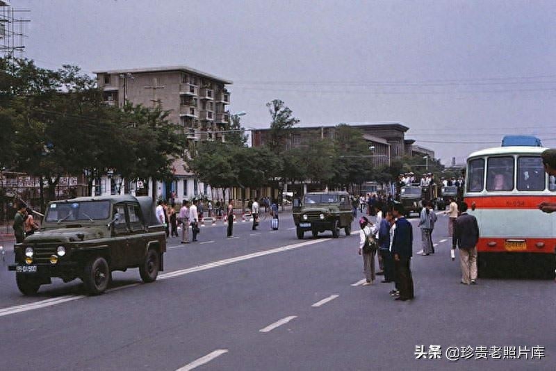 1983年的兰州 劳改犯光天化日游行示众 图13火车站比今天更加清新