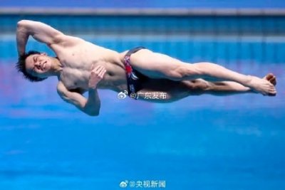 ​广东选手彭健烽1米板夺冠