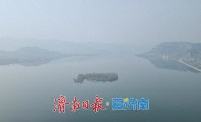 ​隆冬时节气温偏高，济南卧虎山水库呈现“水墨丹青”