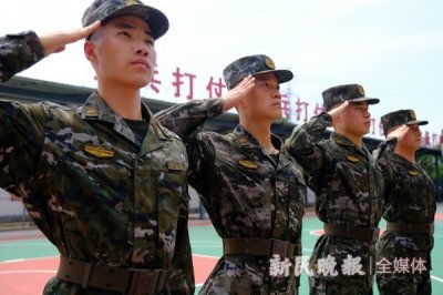 ​上海武警试穿21式作训服