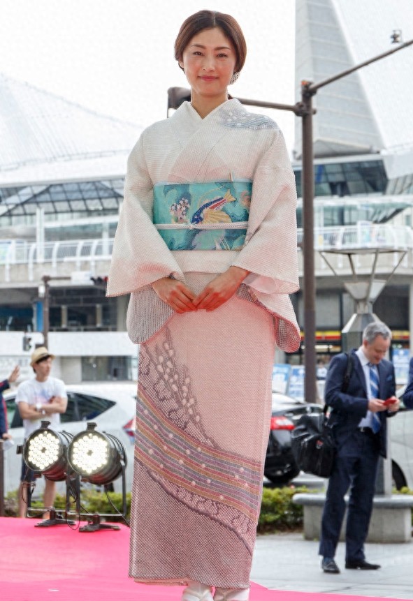 48岁的常盘贵子 看着不年轻了